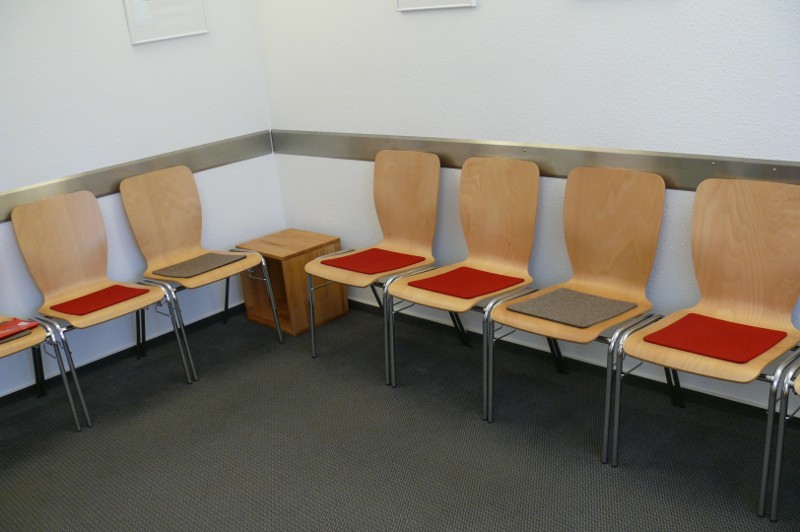 Stuhlreihe in leerem Wartezimmer